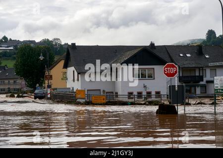 Sommerflut der Kyll in Mürlenbach in der Eifel im Juli 2021 Stockfoto