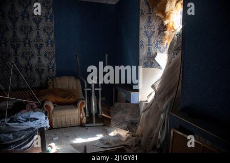 Charkiw, Ukraine. 25. März 2022. Eine beschädigte Wohnung, die von einem russischen Luftangriff getroffen wurde, in Charkiw. Kredit: ZUMA Press, Inc./Alamy Live Nachrichten Stockfoto