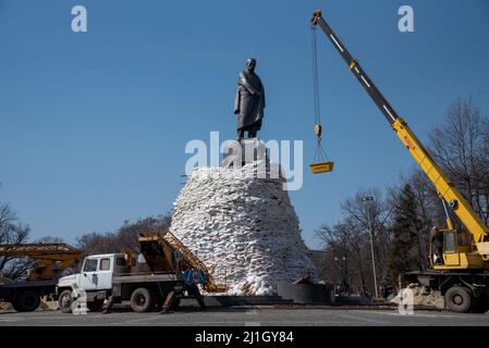 Charkiw, Ukraine. 25. März 2022. Die Statue des Dichters und ukrainischen Helden Taras Schewtschenko wird durch Sandsäcke geschützt. Kredit: ZUMA Press, Inc./Alamy Live Nachrichten Stockfoto