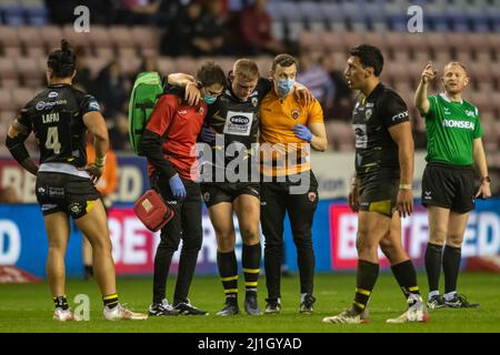 Wigan, Großbritannien. 25. März 2022. James Greenwood #12 von Salford Red Devils wird nach einer Verletzung am 3/25/2022 in Wigan, Großbritannien, auf dem Spielfeld behandelt. (Foto von Simon Whitehead/News Images/Sipa USA) Quelle: SIPA USA/Alamy Live News Stockfoto