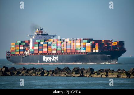 Das Containerschiff Al Manamah, im Besitz von Hapag-Lloyd, befindet sich am Hafeneingang des Tiefseehafens Maasvlakte 2, dem Seehafen von Rotterdam, Niederlande Stockfoto