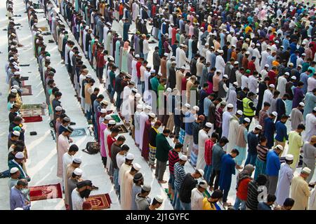 25. März 2022, Dhaka, Dhaka, Bangladesch: Zehntausende muslimische Anhänger beten in der Baitul-Mukarram-Nationalmoschee in Dhaka, Bangladesch, zum Jummah-Gebet. Rund 10.000-15.000 Menschen besuchten die Moschee für ihre wöchentlichen Gebete. Die Nationalmoschee von Bangladesch, die als Baitul Mukarram oder das Heilige Haus auf Englisch bekannt ist, ist eine der 10 größten Moscheen der Welt und kann bis zu 40.000 Personen fassen, auch im Freien. Kredit: ZUMA Press, Inc./Alamy Live Nachrichten Stockfoto