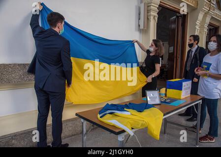 Bangkok, Thailand. 25. März 2022. Die Menschen sahen während der Veranstaltung eine ukrainische Flagge an einer Wand hängen. Die in Bangkok lebenden Ukrainer hielten nach einem Monat nach dem Einmarsch Russlands in die Ukraine einen „Betet for Peace for Ukraine“-Gottesdienst in der Heilig-Erlöser-Kirche in Bangkok ab. Kredit: SOPA Images Limited/Alamy Live Nachrichten Stockfoto