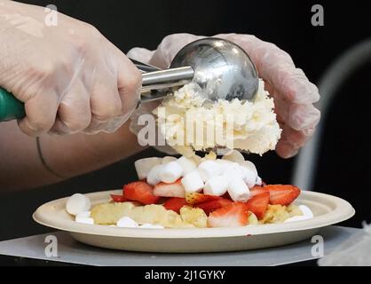 St. Louis, USA. 25. März 2022. Am internationalen Waffeltag der Press Waffle Company in St. Louis am Freitag, den 25. März 2022, wird eine Kugel Eis auf Sumpfmelos, Erdbeeren und eine Belgin Waffle gelegt. Foto von Bill Greenblatt/UPI Credit: UPI/Alamy Live News Stockfoto