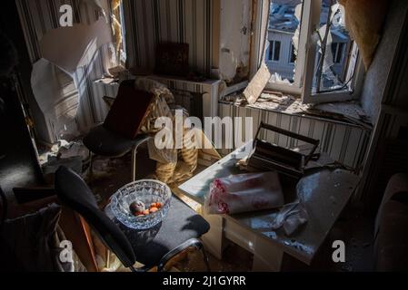 Charkiw, Ukraine. 25. März 2022. Sonnenlicht scheint durch zerbrochene Fenster einer beschädigten Wohnung, die von einem russischen Luftangriff getroffen wurde, in Charkiw. Kredit: ZUMA Press, Inc./Alamy Live Nachrichten Stockfoto