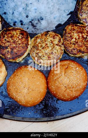 Hähnchenburger Kochen auf einem Grill im Freien. Selektiver Fokus Stockfoto