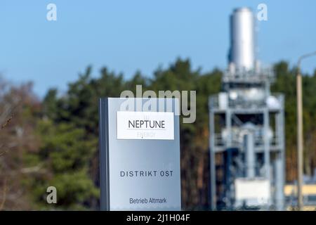 Salzwedel, Deutschland. 18. März 2022. 'Neptune Energy District East Operation Altmark' steht auf einem Schild. Das Unternehmen betreibt das Erdgasfeld in Altmark. Nach Angaben des Unternehmens wurden seit Produktionsbeginn in der Region im Jahr 1969 rund 212 Milliarden Kubikmeter Altmark Erdgas aus dem Feld produziert. 80 Prozent der Erdgaslagerstätte sollen bereits abgebaut worden sein, sagt Neptune Energy auf seiner Homepage. Quelle: Klaus-Dietmar Gabbert/dpa-Zentralbild/ZB/dpa/Alamy Live News Stockfoto