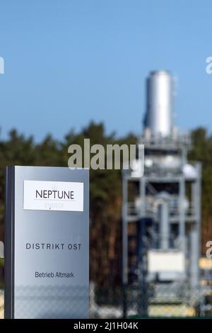 Salzwedel, Deutschland. 18. März 2022. 'Neptune Energy District East Operation Altmark' steht auf einem Schild. Das Unternehmen betreibt das Erdgasfeld in Altmark. Nach Angaben des Unternehmens wurden seit Produktionsbeginn in der Region im Jahr 1969 rund 212 Milliarden Kubikmeter Altmark Erdgas aus dem Feld produziert. 80 Prozent der Erdgaslagerstätte sollen bereits abgebaut worden sein, sagt Neptune Energy auf seiner Homepage. Quelle: Klaus-Dietmar Gabbert/dpa-Zentralbild/ZB/dpa/Alamy Live News Stockfoto