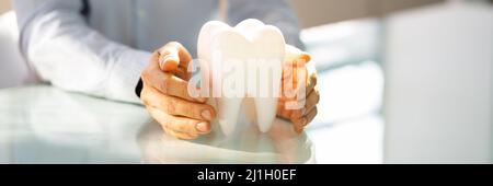 Zahnarztversicherung Und Ersetzen Emaille-Service. Mann Stockfoto