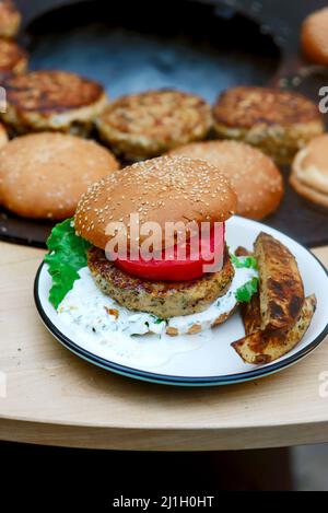 Hähnchenburger Kochen auf einem Grill im Freien. Selektiver Fokus Stockfoto