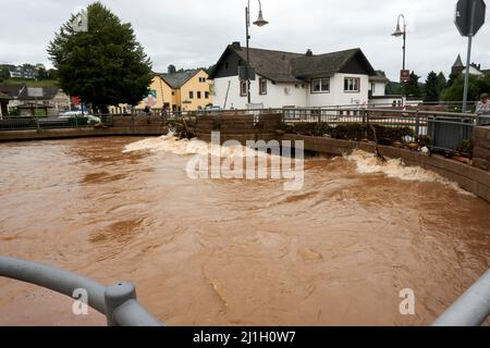 Sommerflut der Kyll in Mürlenbach in der Eifel im Juli 2021 Stockfoto