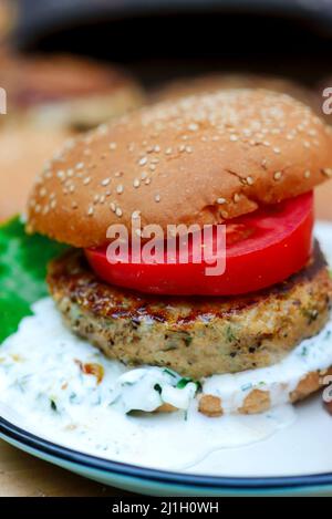 Hähnchenburger Kochen auf einem Grill im Freien. Selektiver Fokus Stockfoto