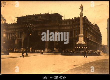 Das Gebäude des Nationalgerichts und des Obersten Gerichtshofes vor dem Lavalle-Platz, mit dem Lavalle-Denkmal auf der rechten Seite. Das Gebäude befindet sich im Viertel San Nicolas in Buenos Aires, Argentinien. Stockfoto