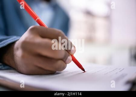 Skriptgrammatik Und Rechtschreibprüfung. Korrekturlesen Von Buchtexts Stockfoto
