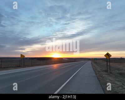 Ein Blick auf die Autobahn bei Sonnenuntergang in Minnesota Stockfoto