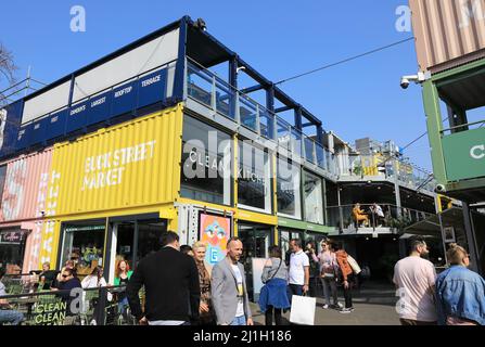 Frühlingssonne auf dem trendigen Buck Street Market, der aus farbenfrohen Schiffscontainern besteht, auf der Camden High Street im Norden Londons, Großbritannien Stockfoto