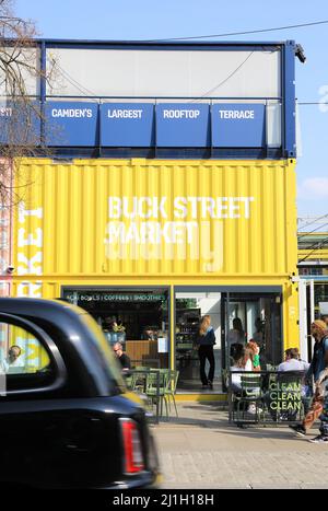 Frühlingssonne auf dem trendigen Buck Street Market, der aus farbenfrohen Schiffscontainern besteht, auf der Camden High Street im Norden Londons, Großbritannien Stockfoto