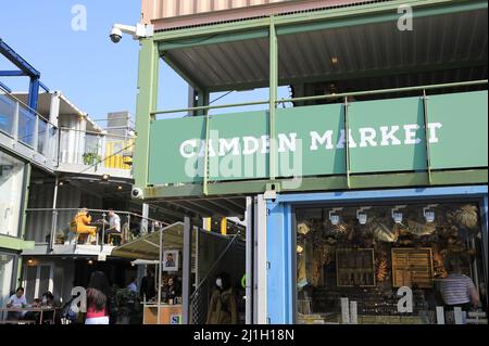 Frühlingssonne auf dem trendigen Buck Street Market, der aus farbenfrohen Schiffscontainern besteht, auf der Camden High Street im Norden Londons, Großbritannien Stockfoto