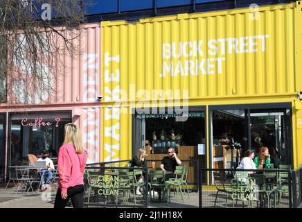 Frühlingssonne auf dem trendigen Buck Street Market, der aus farbenfrohen Schiffscontainern besteht, auf der Camden High Street im Norden Londons, Großbritannien Stockfoto