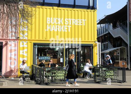 Frühlingssonne auf dem trendigen Buck Street Market, der aus farbenfrohen Schiffscontainern besteht, auf der Camden High Street im Norden Londons, Großbritannien Stockfoto