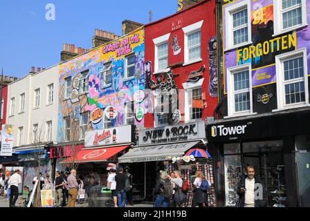 Bunte Geschäfte auf dem weltberühmten Camden Market, im Norden Londons, Großbritannien Stockfoto