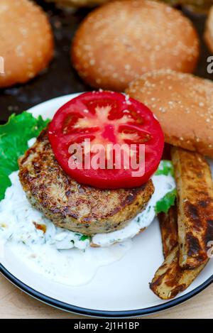 Hähnchenburger Kochen auf einem Grill im Freien. Selektiver Fokus Stockfoto