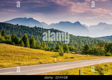 Fantastische Bergkette, die bei Sonnenlicht leuchtet. Dramatische und malerische Szene. Lage berühmter Ort Nationalpark Durmitor, Balkan. Dorf Zabljak, Stockfoto