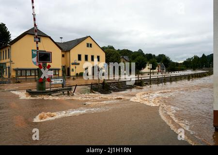 Sommerflut der Kyll in Mürlenbach in der Eifel im Juli 2021 Stockfoto