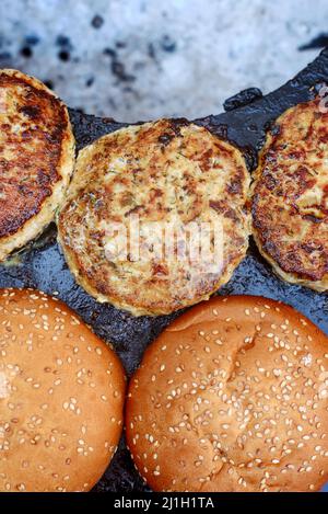 Hähnchenburger Kochen auf einem Grill im Freien. Selektiver Fokus Stockfoto