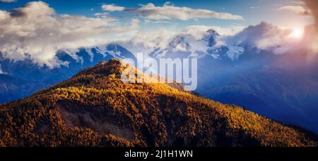 Schöne Aussicht auf den Fuß des Mt. Ushba durch Sonnenlicht beleuchtet. Malerische Szene. Ort berühmter Ort Mestia, Obere Svaneti, Georgien, Europa. Hohe Cau Stockfoto