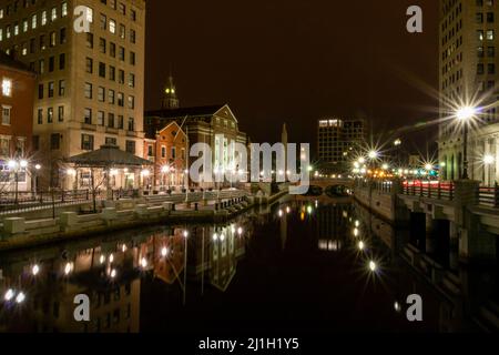 Providence River und RISD Gebäude bei Nacht Stockfoto