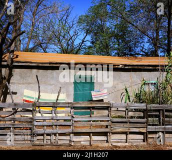 Historisches Haus aus dem Jahr 1902 befindet sich im Dorf Cerrillos, New Mexico, abseits des Turquoise Trail. Es hat dekorative mexikanische Decken und Stockfoto