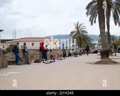 Palma de Mallorca, Spanien; März 22. 2022: Top-Manta illegale inmigrantische Verkäufer in Palma de Mallorca Stockfoto