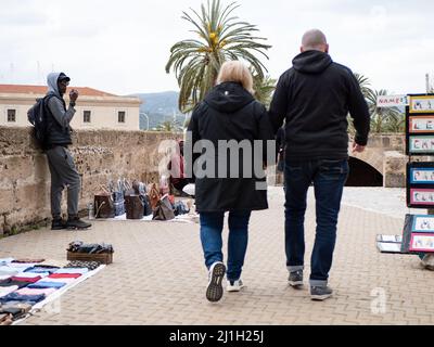 Palma de Mallorca, Spanien; März 22. 2022: Afrikaner Top-Manta illegale Verkäufer verkaufen Pirateriemode-Produkte an Touristen in Palma de Mallorca Stockfoto