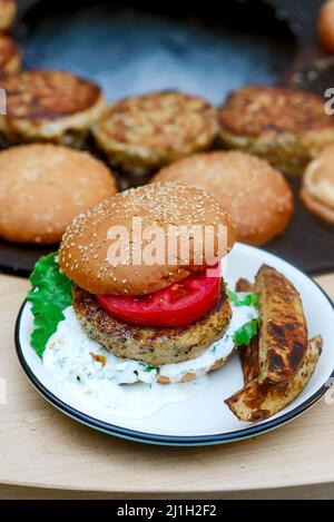 Hähnchenburger Kochen auf einem Grill im Freien. Selektiver Fokus Stockfoto