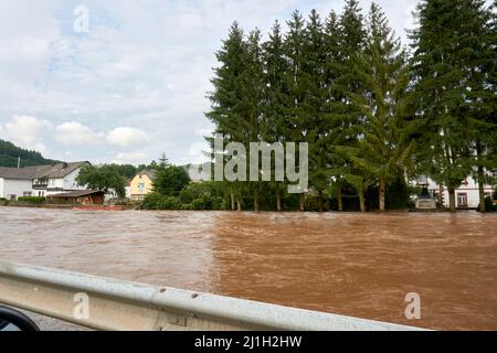 Sommerflut der Kyll in Mürlenbach in der Eifel im Juli 2021 Stockfoto