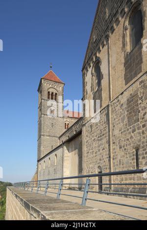 Romanische UNESCO-Stiftskirche auf dem Schlossberg in Quedlinburg, Sachsen-Anhalt, Deutschland Stockfoto