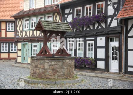 Fachwerkhäuser und Brunnen in Hinterstraße, Wernigerode, Sachsen-Anhalt, Deutschland Stockfoto