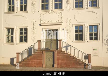 Gebäude mit Treppe am Marktplatz in Sangerhausen, Sachsen-Anhalt, Deutschland Stockfoto