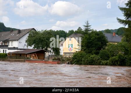 Sommerflut der Kyll in Mürlenbach in der Eifel im Juli 2021 Stockfoto