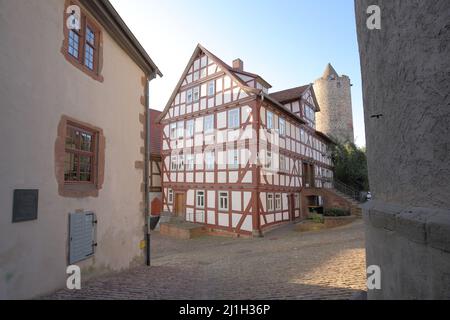 Fachwerkhaus auf dem Marktplatz und Hinterturm in Schlitz im Vogelsberg, Hessen, Deutschland Stockfoto