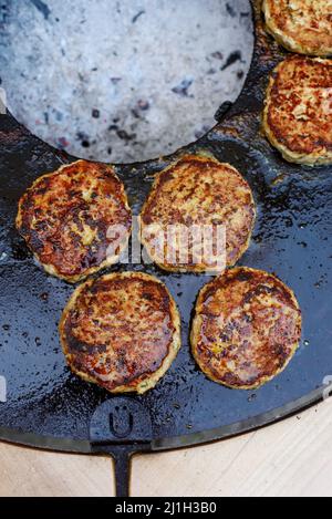 Hähnchenburger Kochen auf einem Grill im Freien. Selektiver Fokus Stockfoto