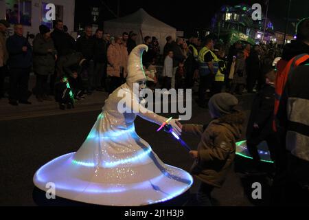 Harwich, Großbritannien. 25. März 2022. Straßenunterhaltung im Rahmen des Harwich Illuminate Festivals, das die Geschichte von Harwich feiert. Kredit: Eastern Views/Alamy Live Nachrichten Stockfoto