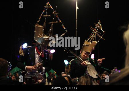 Harwich, Großbritannien. 25. März 2022. Straßenunterhaltung durch das Grand Theatre of Lemmings um den Harwich Quay im Rahmen des Harwich Illuminate Festivals, das die Geschichte von Harwich feiert. Kredit: Eastern Views/Alamy Live Nachrichten Stockfoto