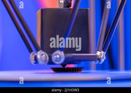 Prozess des Druckens Kunststoff-Modell auf automatische 3D Drucker-Maschine - Nahaufnahme Stockfoto