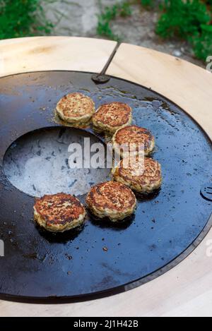 Hähnchenburger Kochen auf einem Grill im Freien. Selektiver Fokus Stockfoto