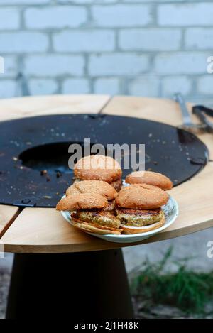 Hähnchenburger Kochen auf einem Grill im Freien. Selektiver Fokus Stockfoto