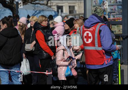 Menschen aus verschiedenen Teilen der Ukraine warten auf einen Bus oder Zug am Bahnhof Lemberg. Russland marschierte am 24. Februar 2022 in die Ukraine ein und löste damit den größten militärischen Angriff in Europa seit dem Zweiten Weltkrieg aus Mehr als 3 Millionen Ukrainer haben das Land bereits verlassen, und die historische Hafenstadt Odessa droht von den Russen bombardiert zu werden Stockfoto