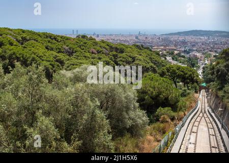 Die Standseilbahn zwischen den Wäldern des Berges Tibidabo in Barcelona, Spanien. Stadtbild tagsüber. Stockfoto