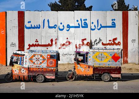 Kabul, Afghanistan. 27.. Februar 2022. (2/27/2022) Kabul, Afghanistan, 2022. Februar. Tuk Tuk Rikscha Taxi Vehicle (Foto: Teun Voeten/Sipa USA) Quelle: SIPA USA/Alamy Live News Stockfoto